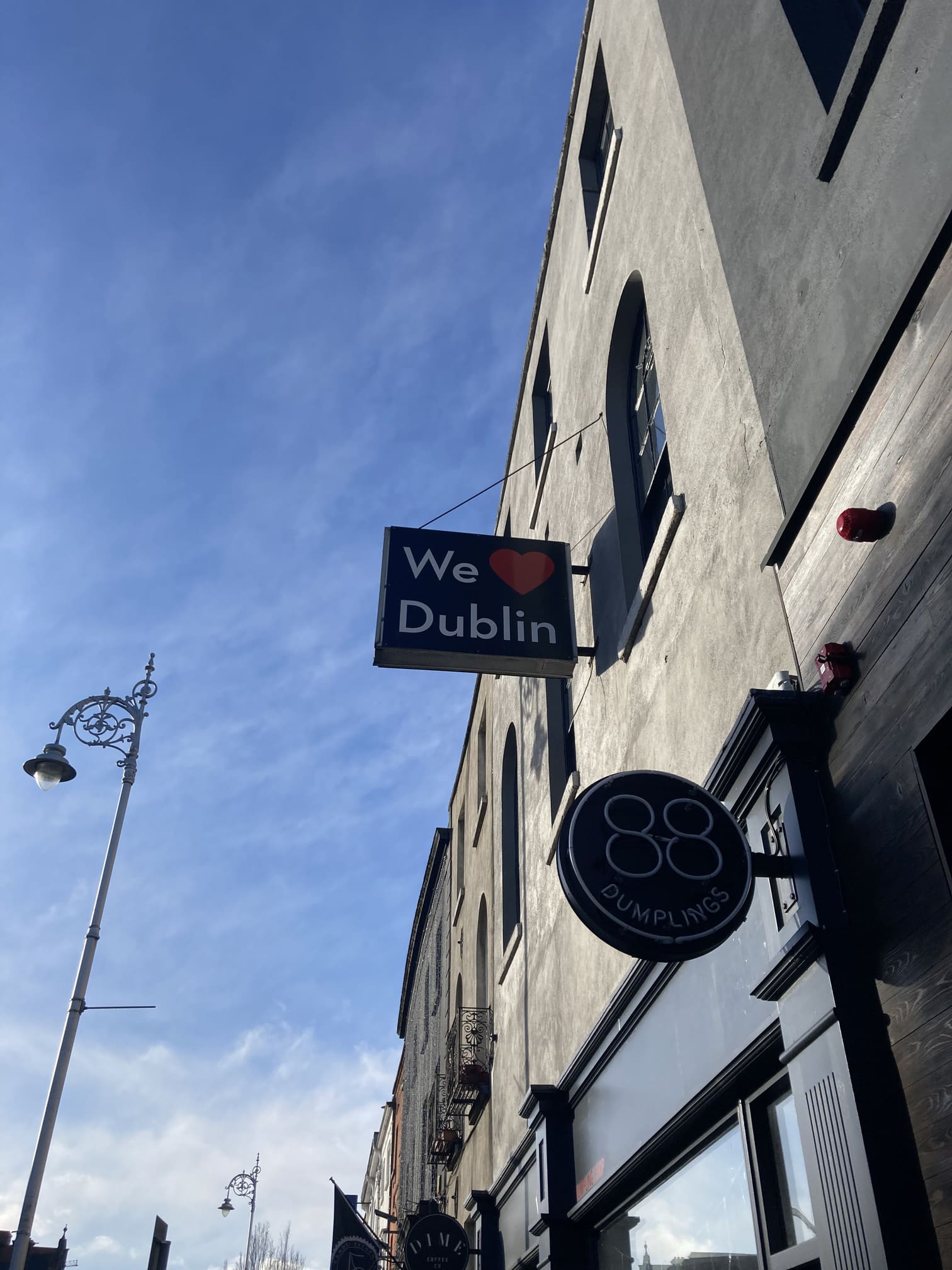 We love Dublinの看板と青空