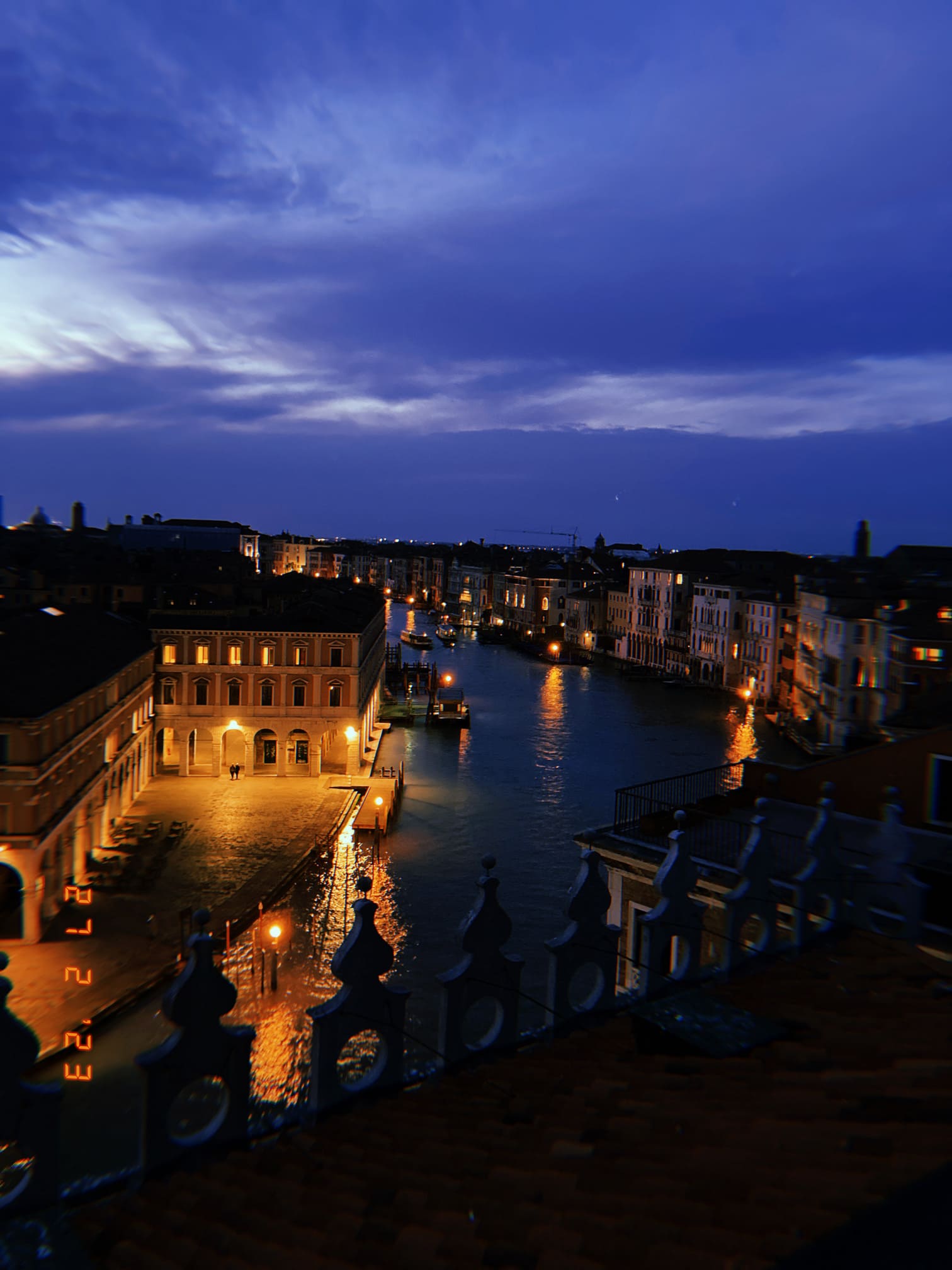 夜のヴェネチア運河沿い