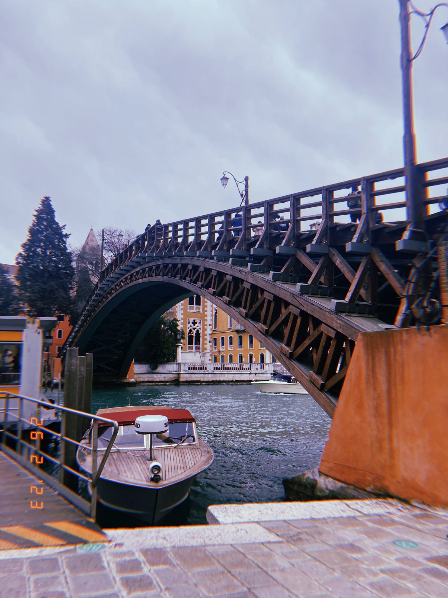 ヴェネチアの木造橋とボート