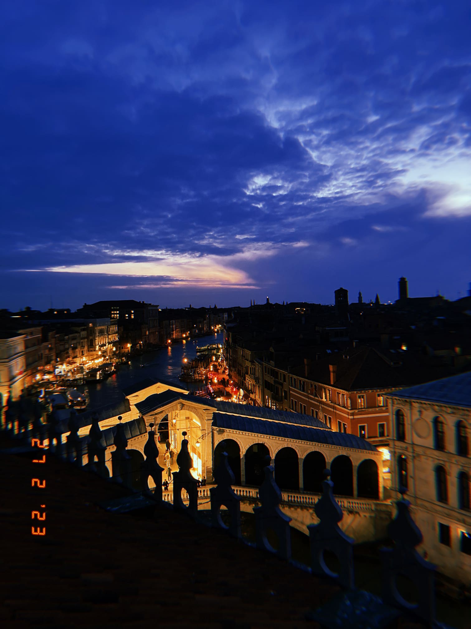 ライトアップされたリアルト橋と大運河