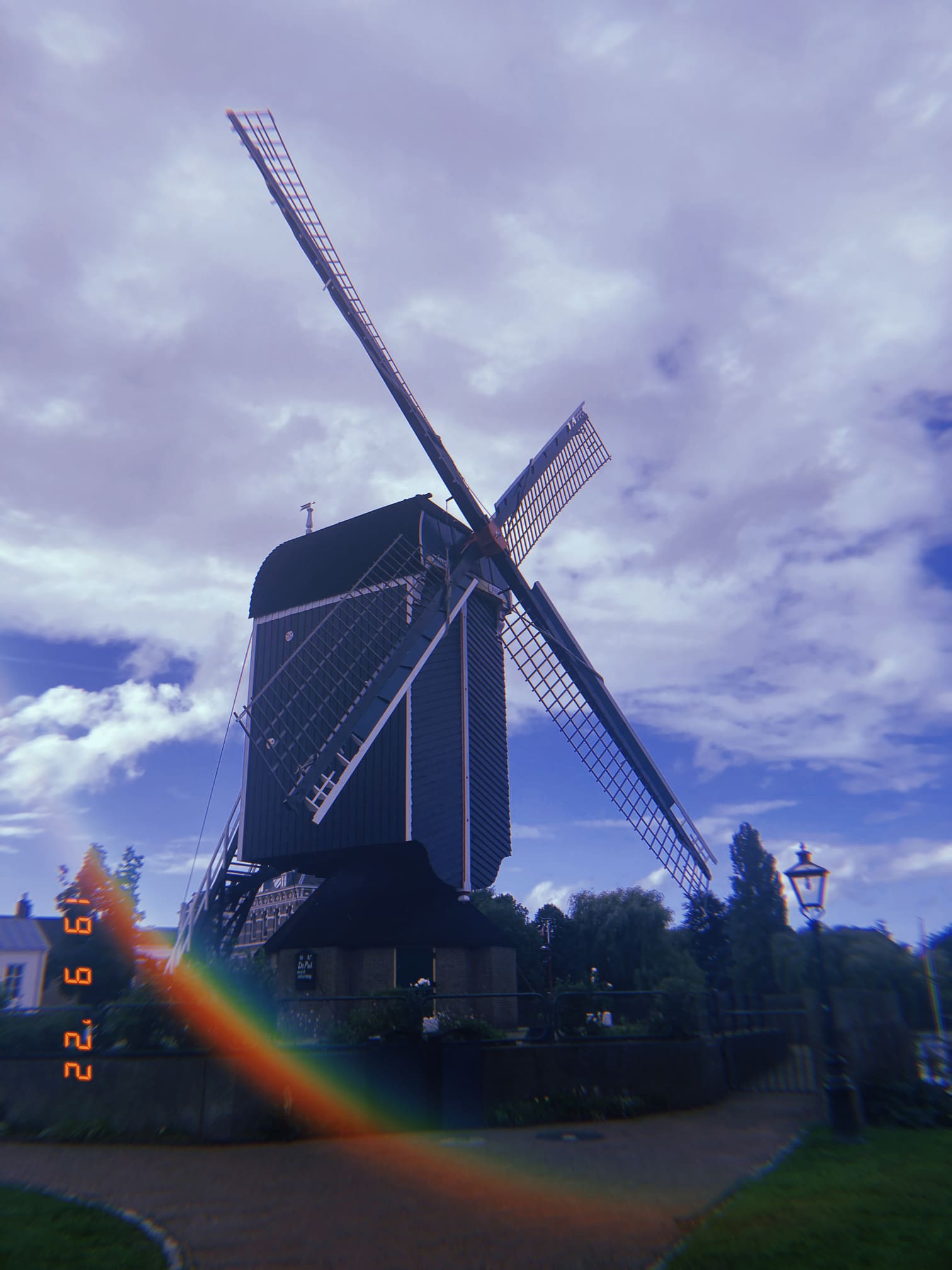 青空に映えるオランダの風車