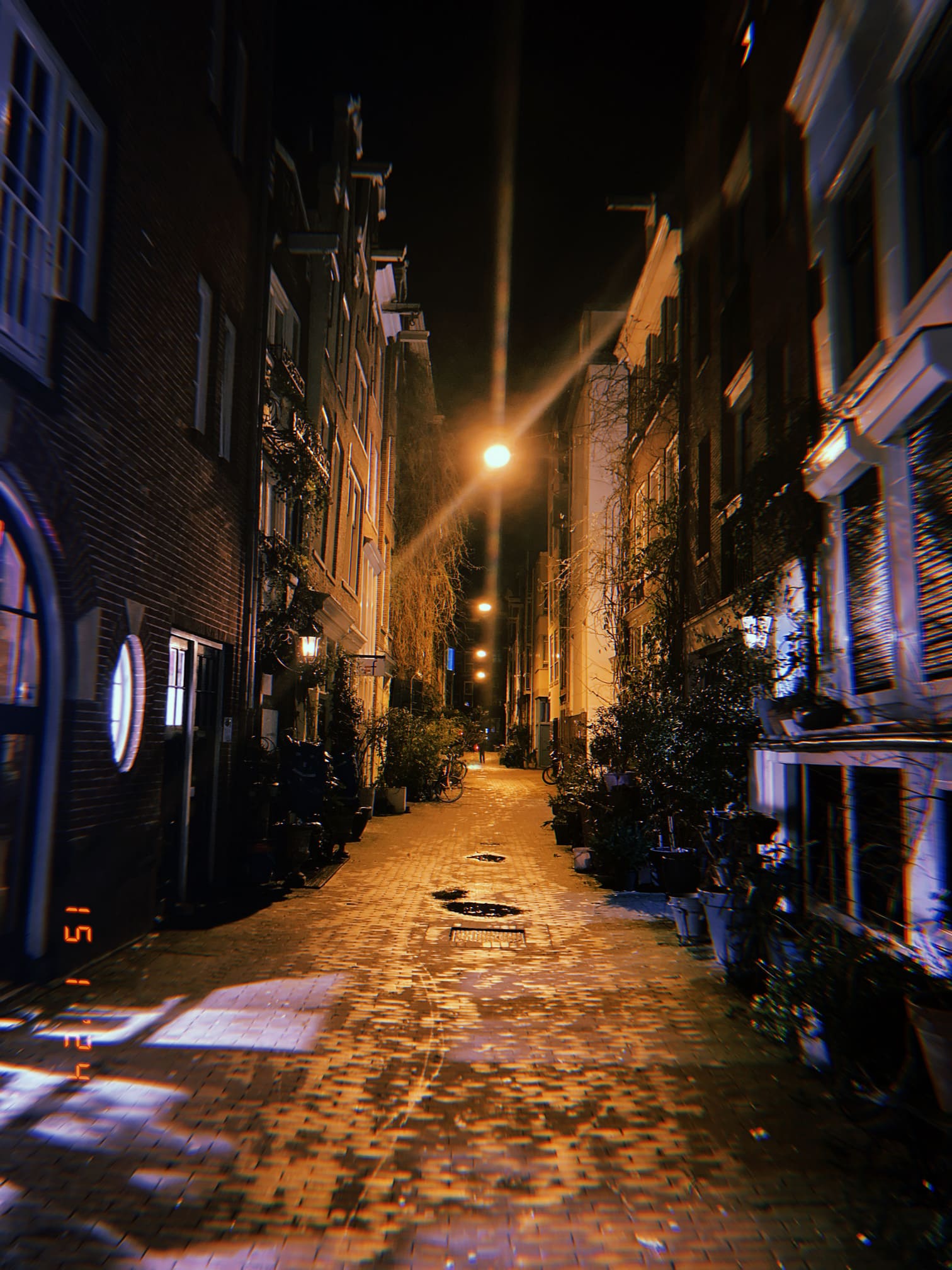 街灯に照らされた夜の路地