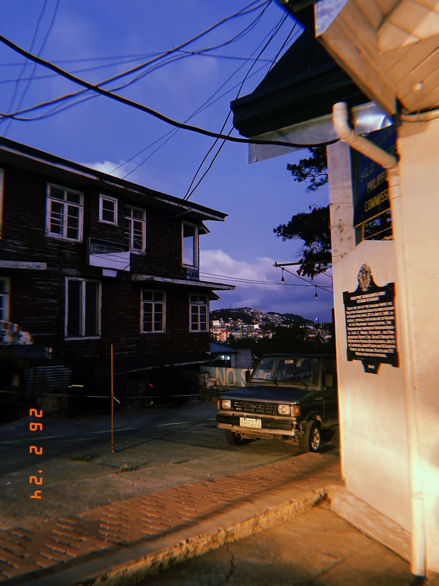 夕暮れに照らされる古い車と家並み（バギオ）
