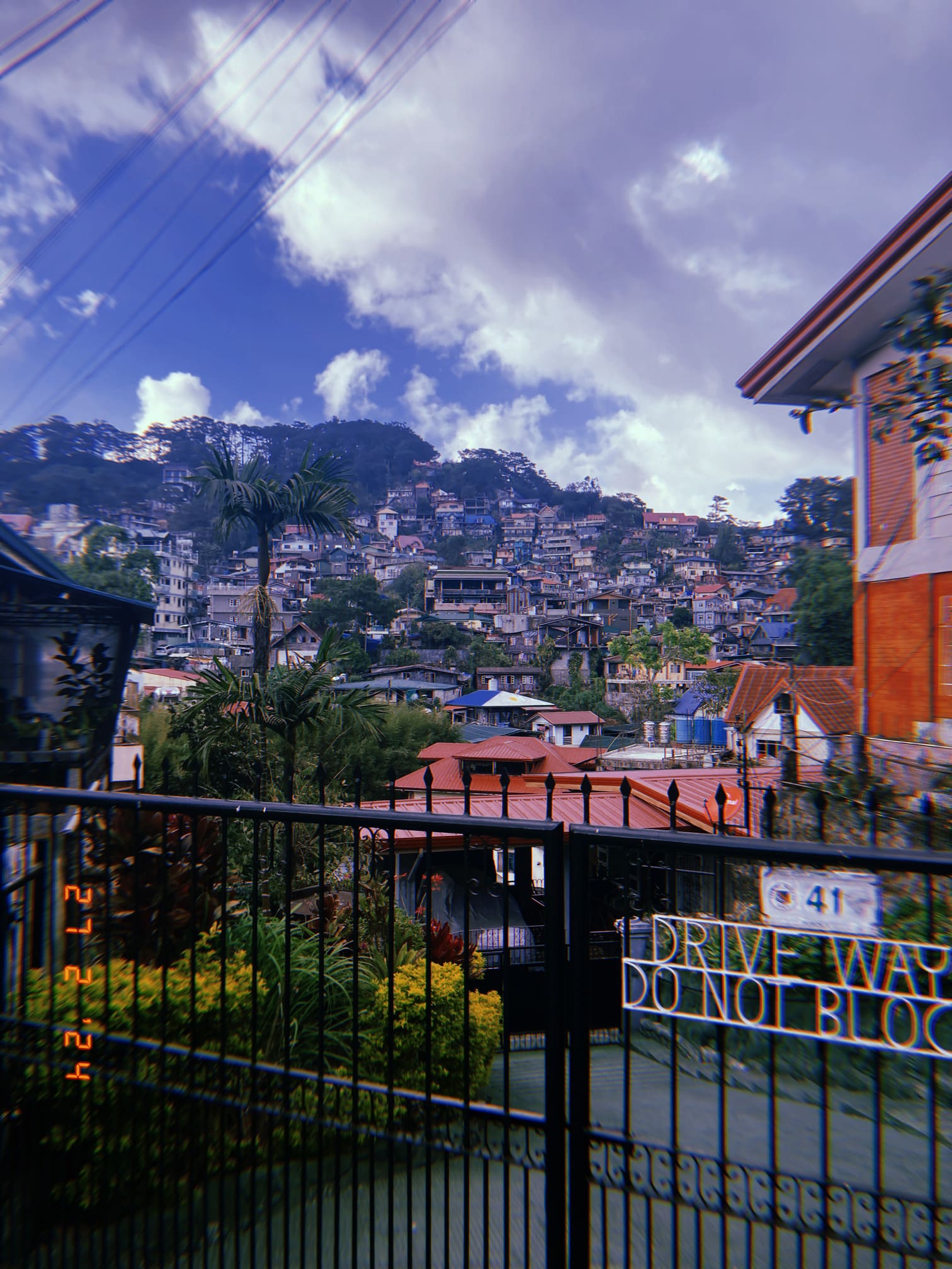 丘陵地に広がる住宅地の眺め（バギオ）