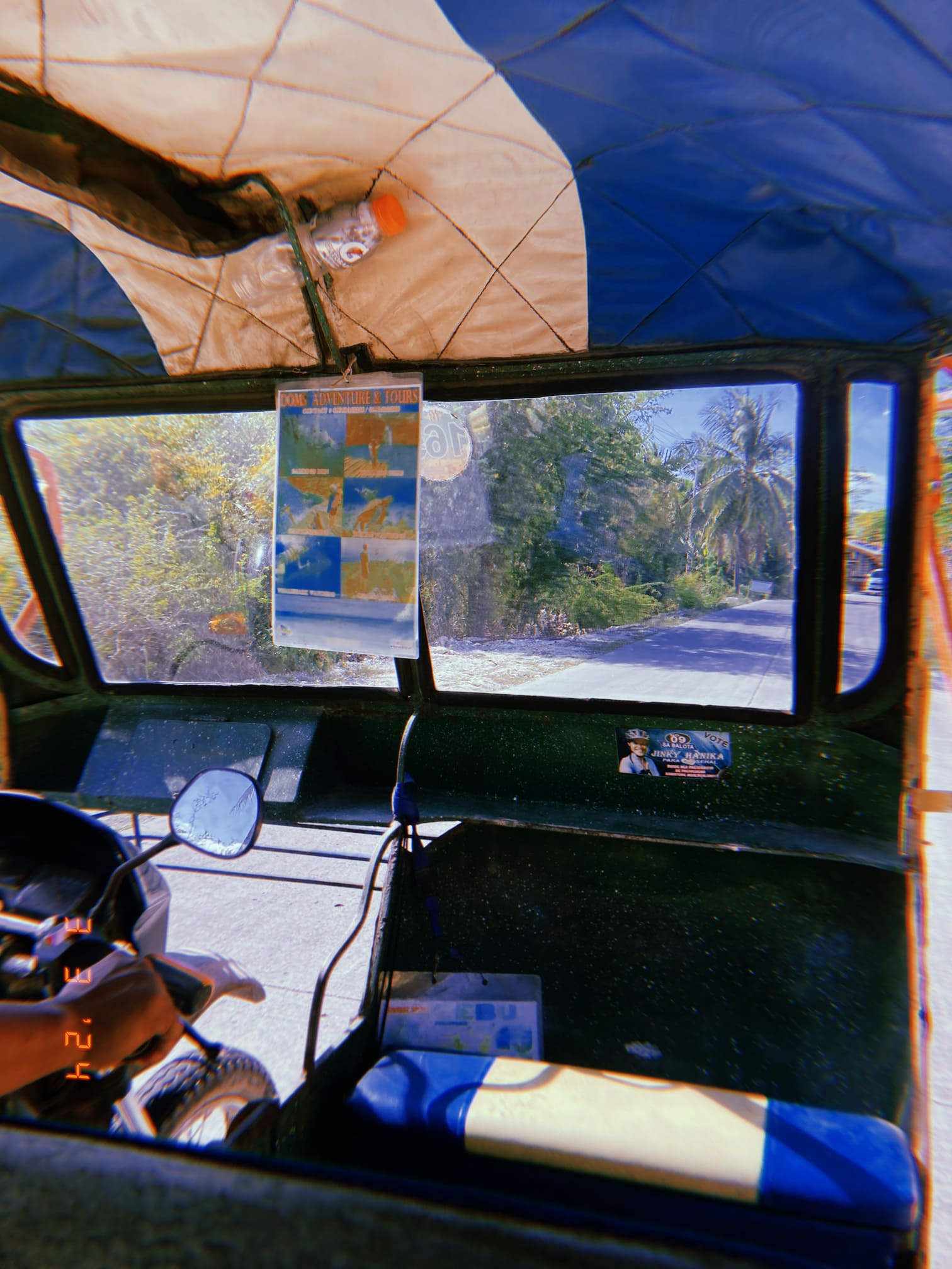 トライシクルの中から見たセブ島の道路風景