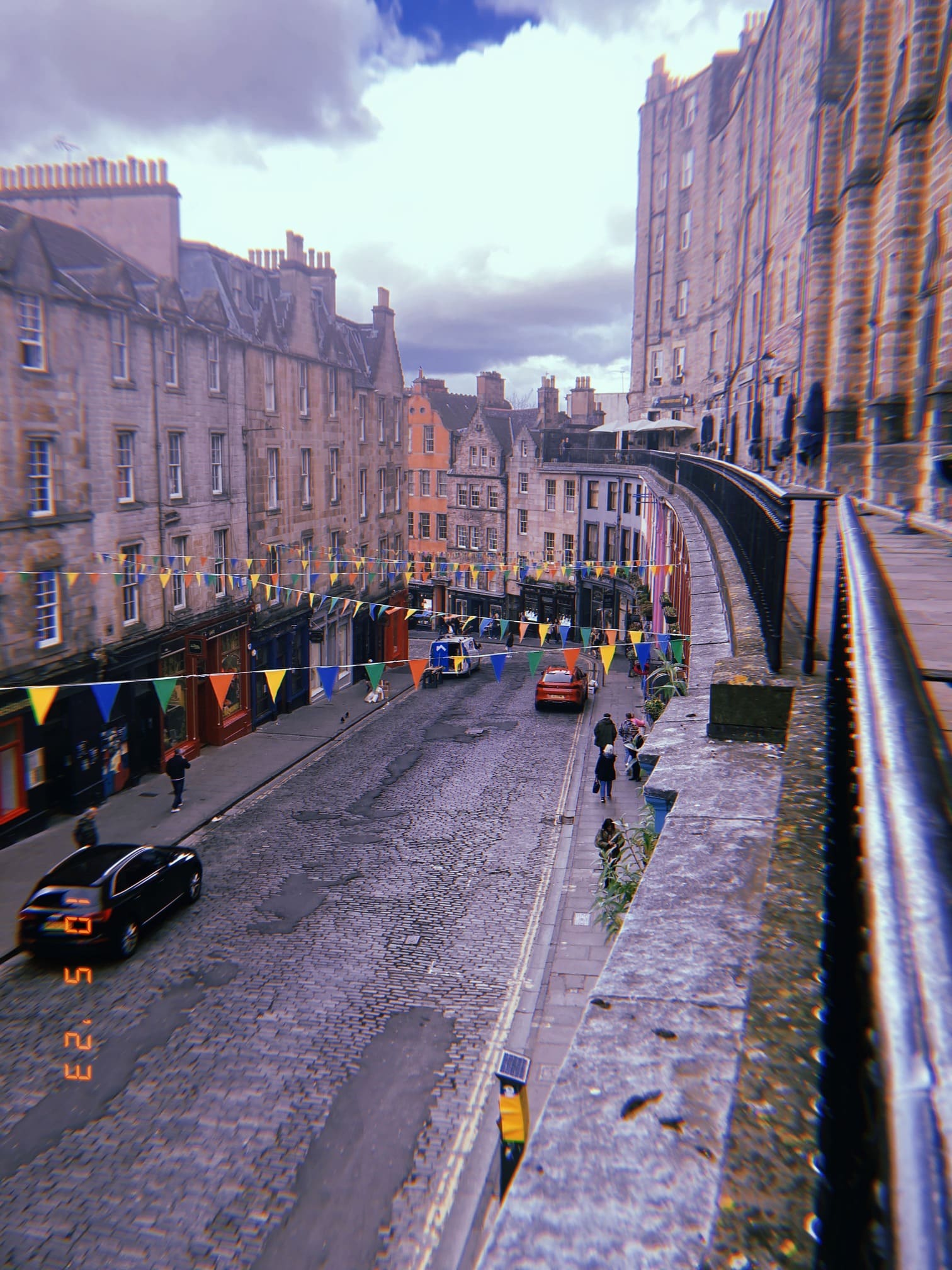 エディンバラのビクトリア・ストリートの石畳と建物