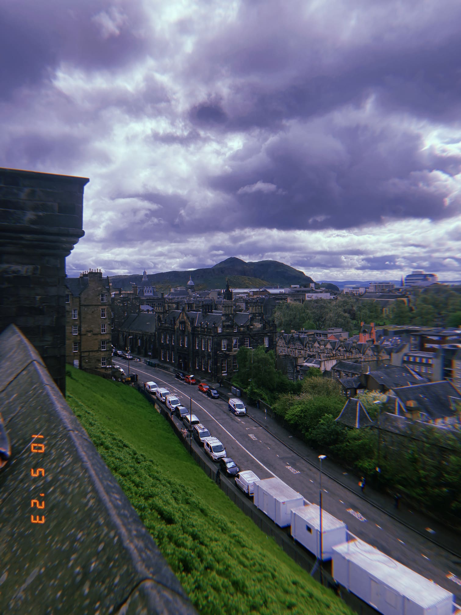 丘から眺めたエディンバラの街並みと山