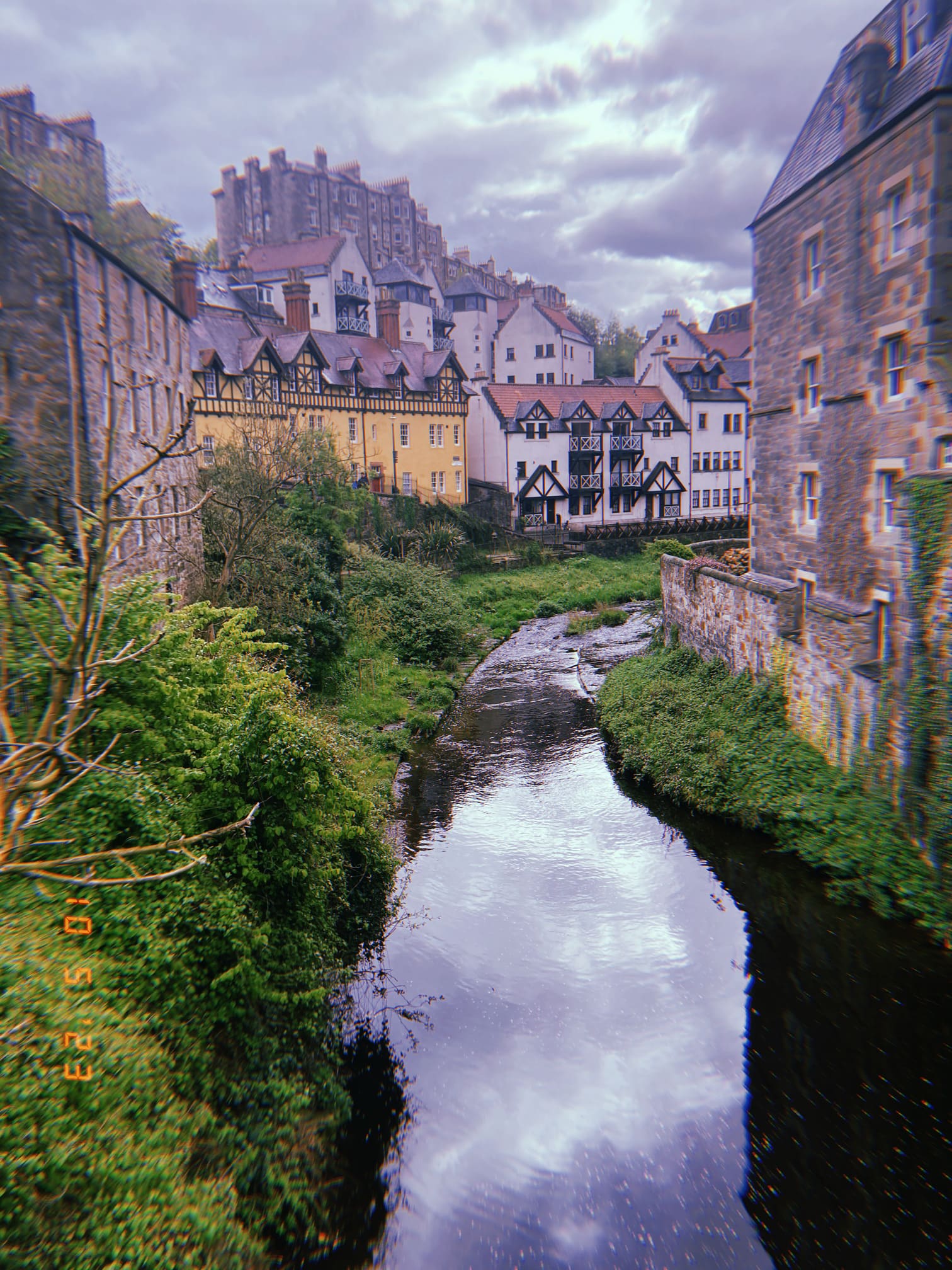 川沿いに建ち並ぶ石造りの家々