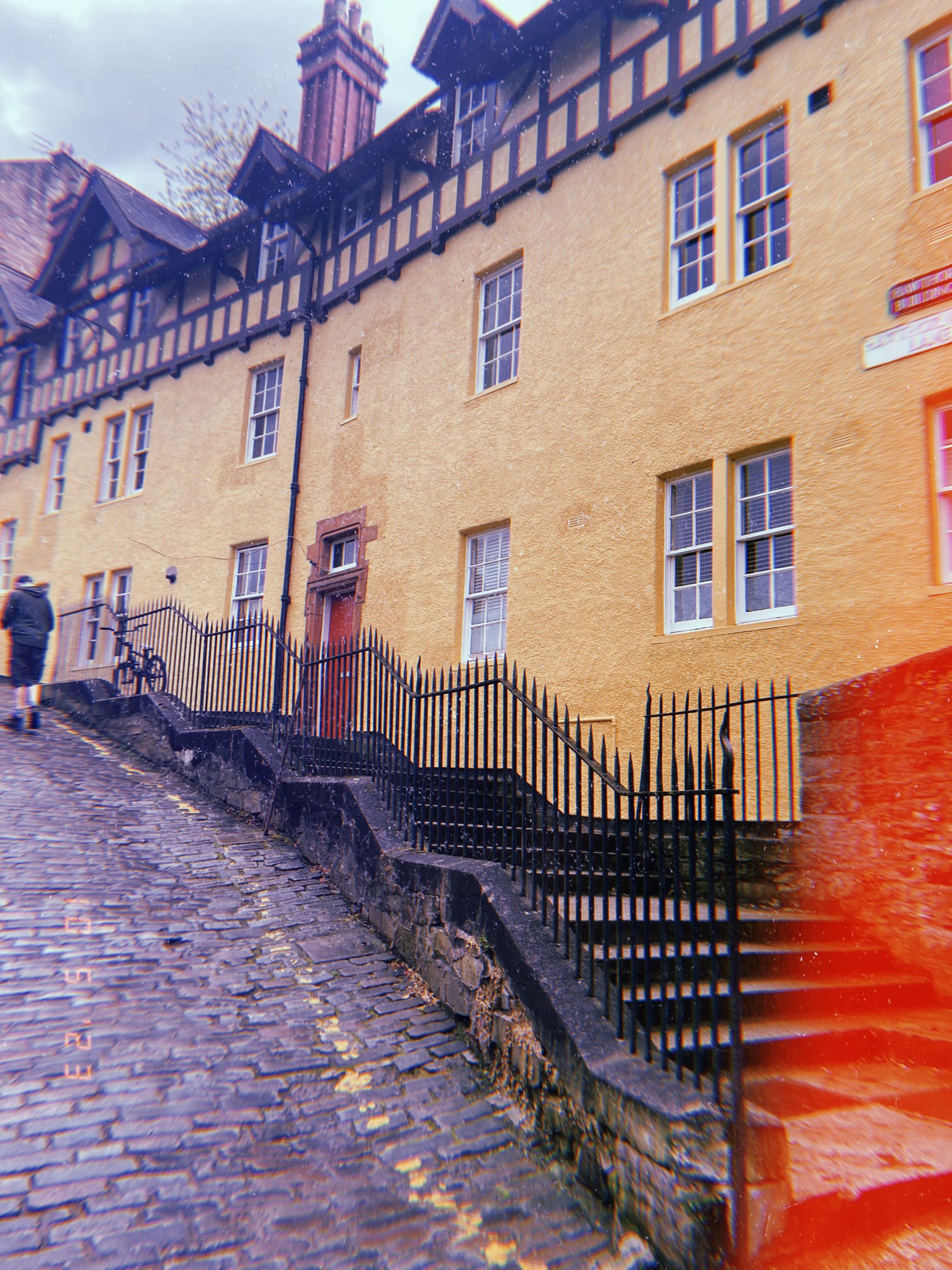 ディーン・ビレッジの黄色い外壁とジグザグの階段