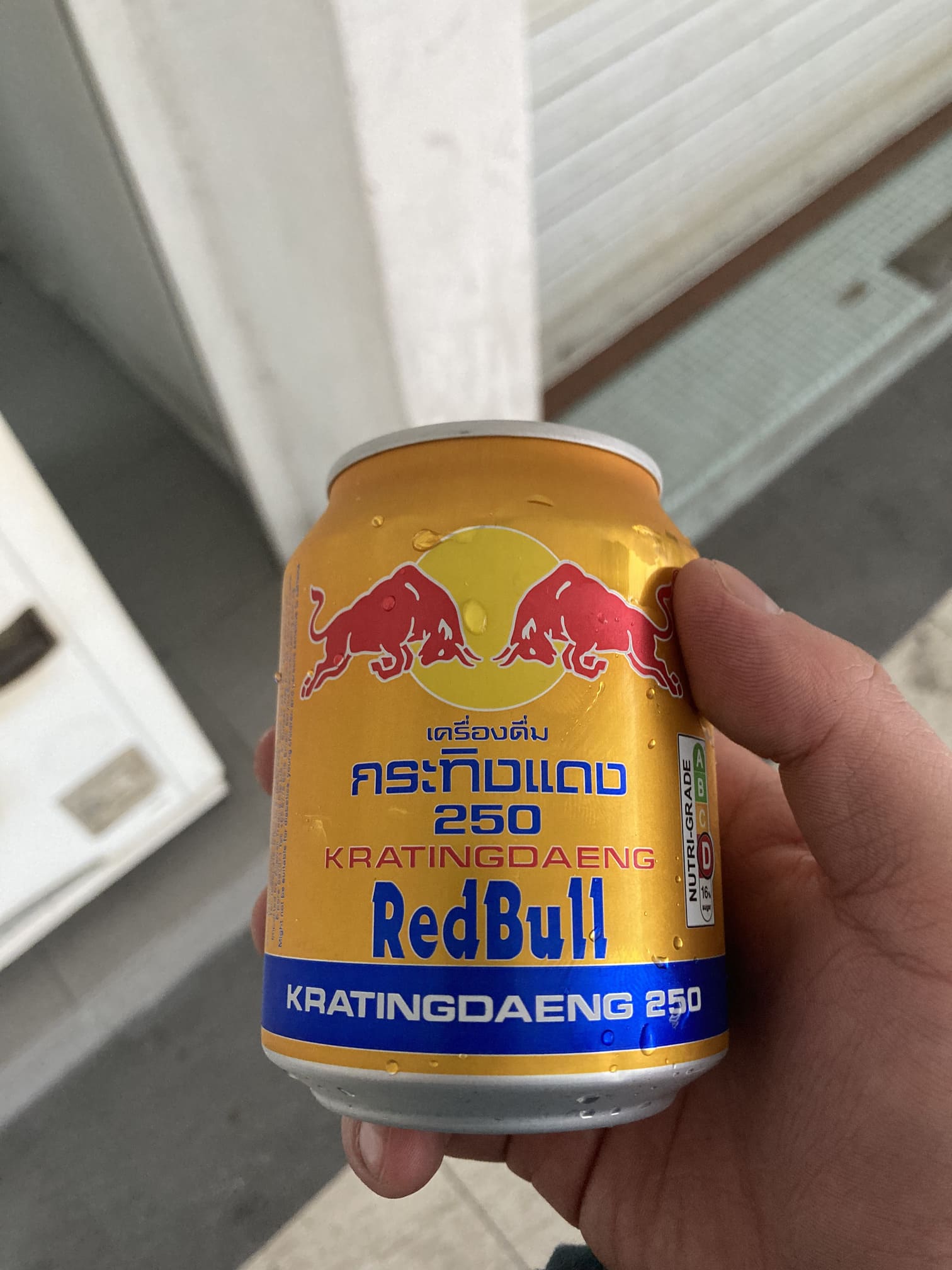 シンガポールで購入したタイ語表記のレッドブルの缶