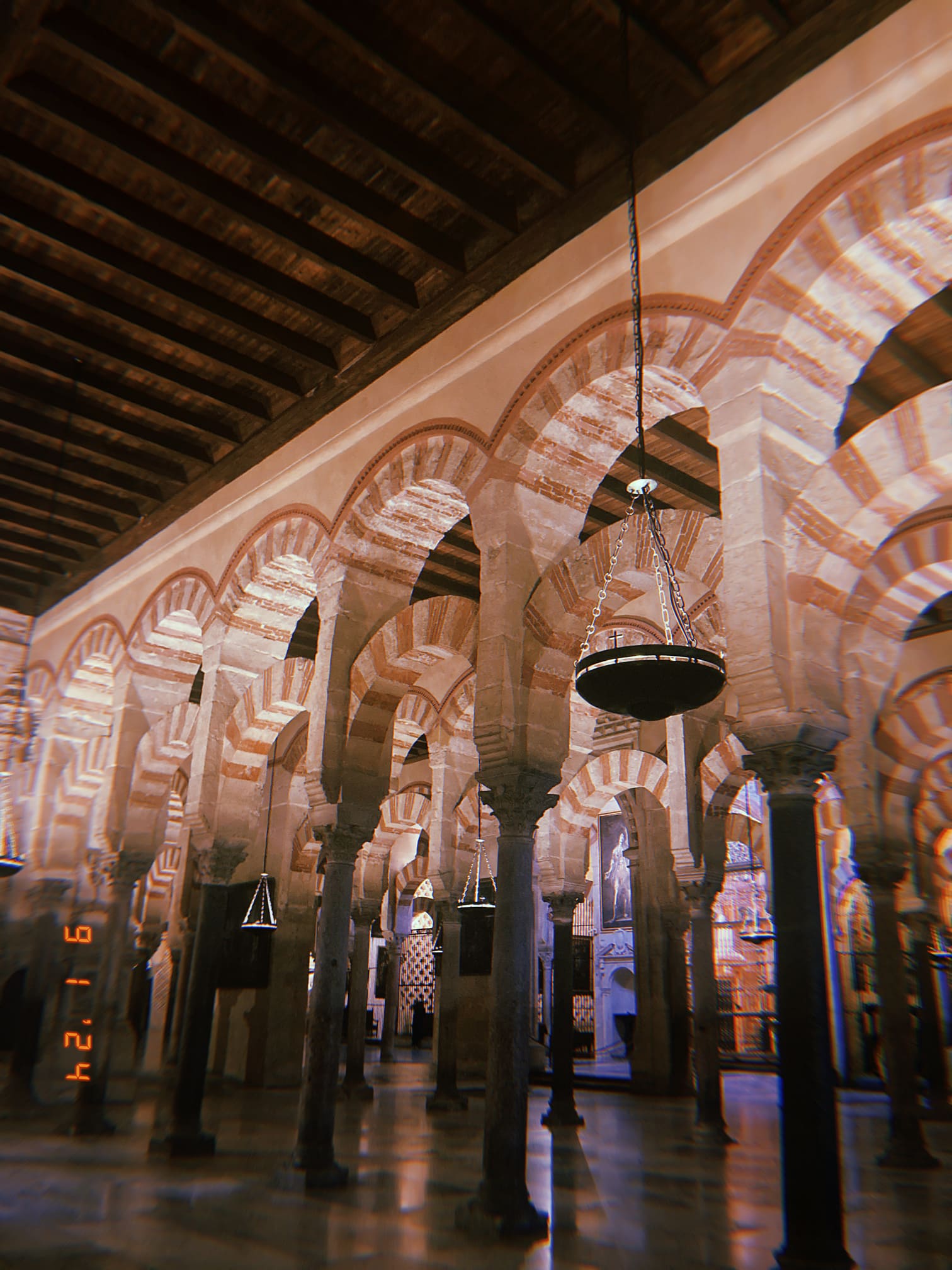 赤と白のアーチが並ぶメスキータ内部