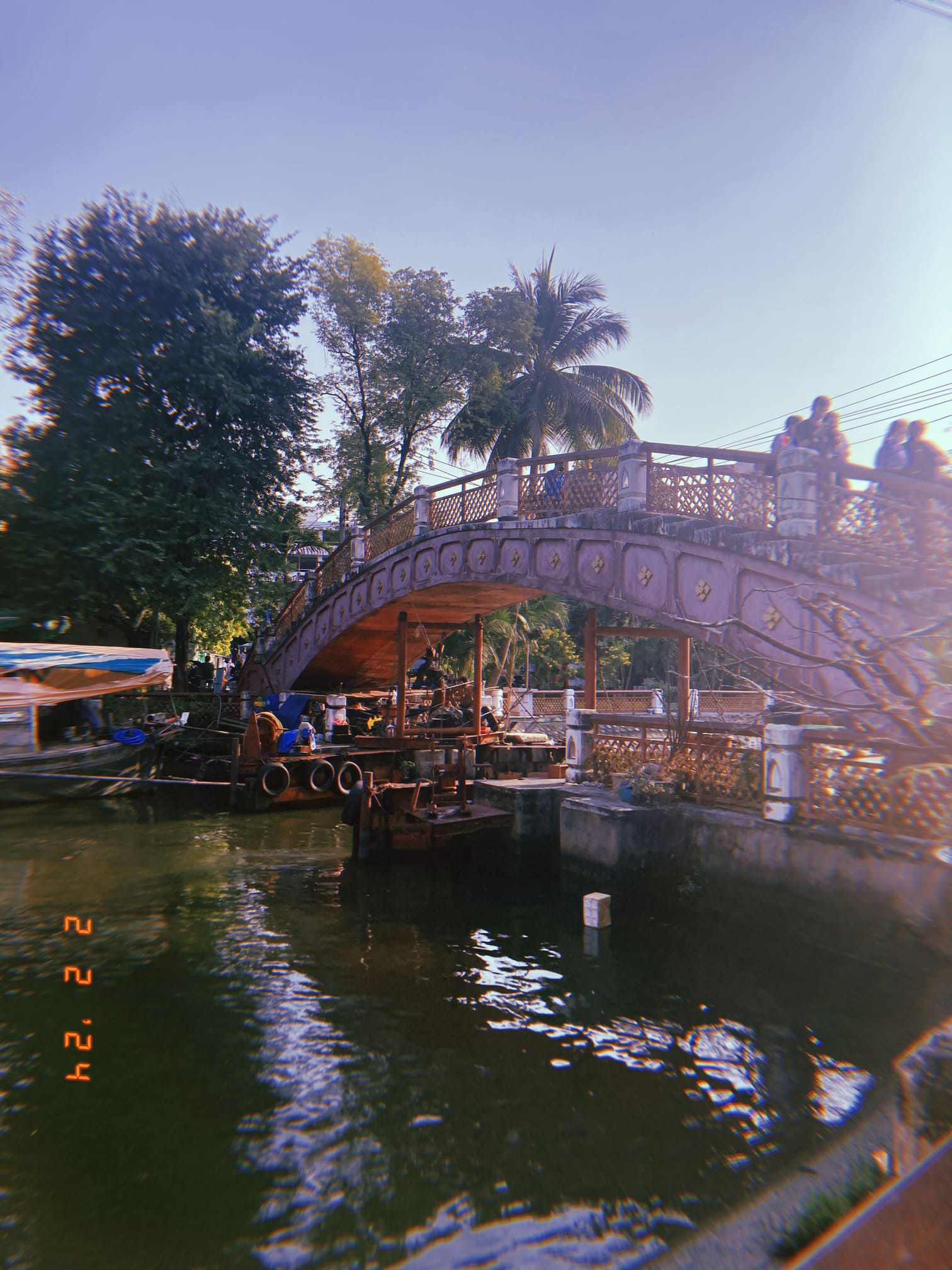 ワットパクナム沿いの河川と橋