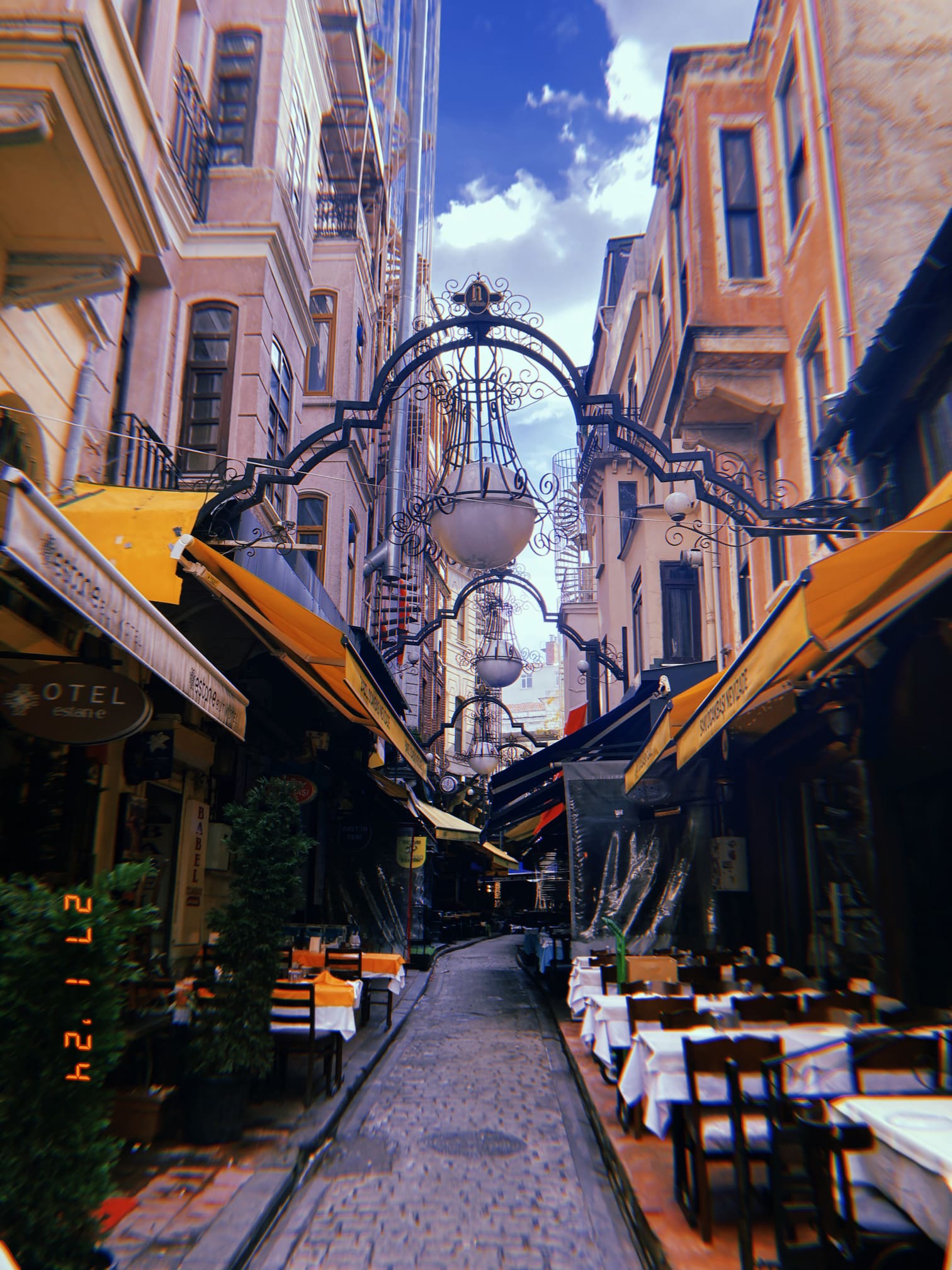 アーチの先に並ぶ小さなレストランやカフェの通り