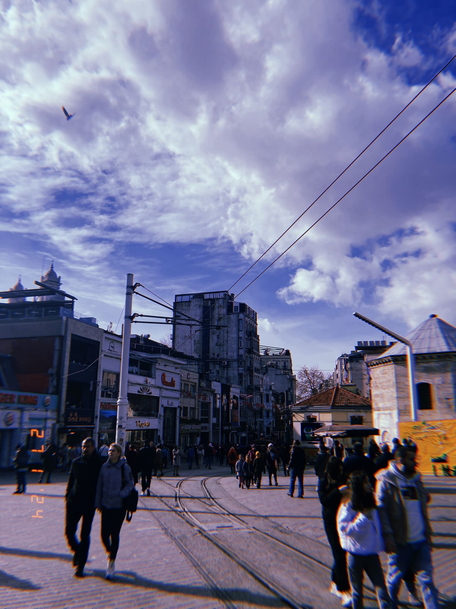 イスタンブールのトラム線路と道沿いのカフェや人々