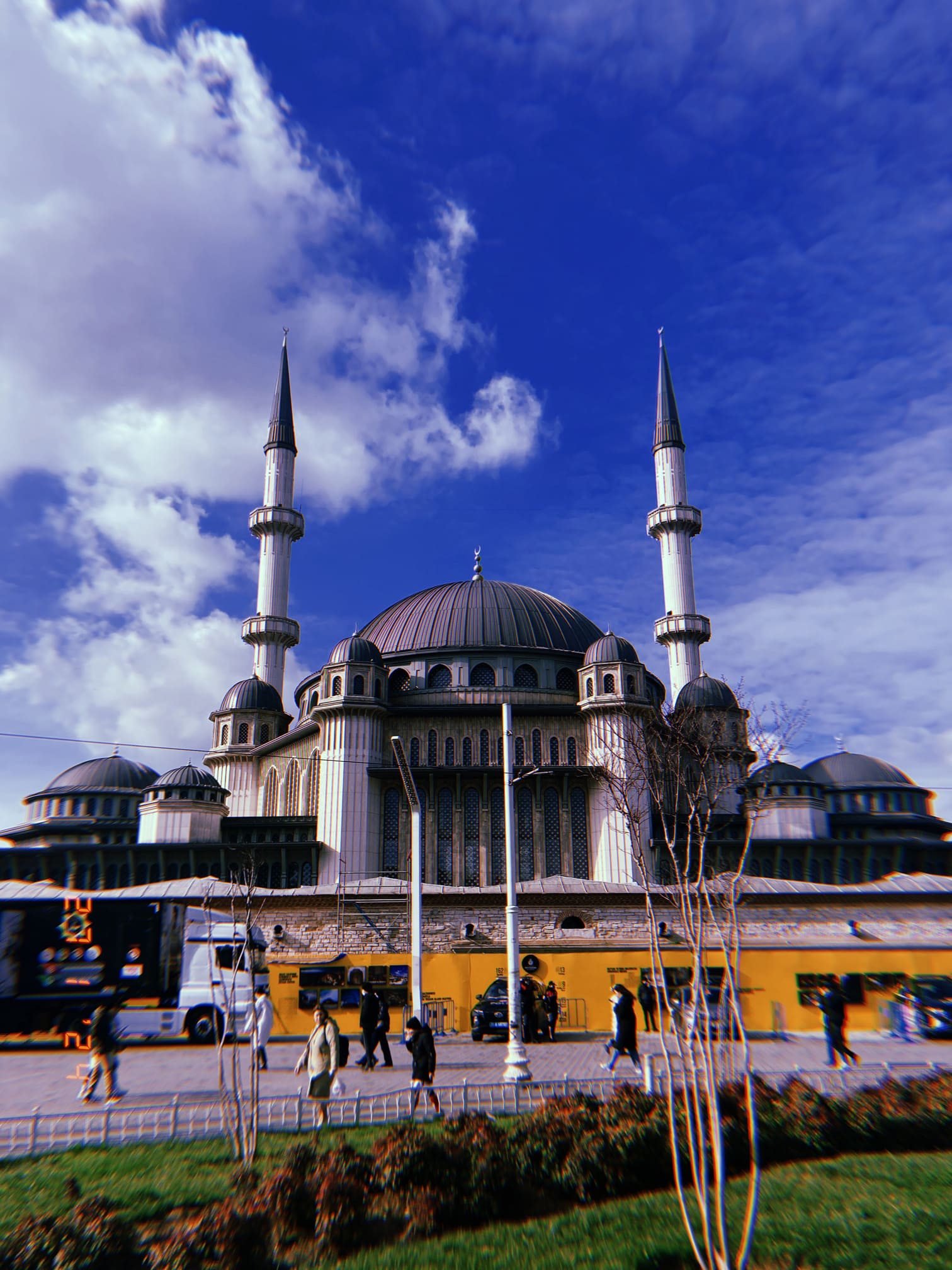 青空に映える街中の大きなモスクとにぎやかな広場